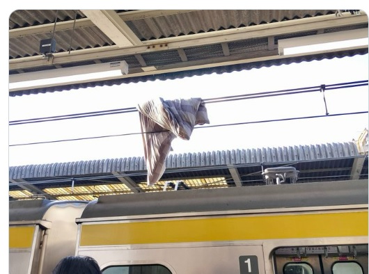 中央線　阿佐ヶ谷の架線にふとんがひっかかる　運転見合わせ